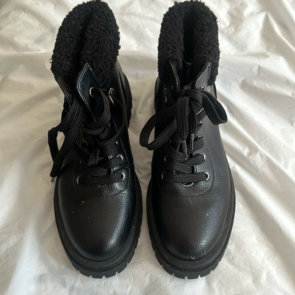 Old navy 
Black 
Size 6 US
Brand new 
No tags 
No box